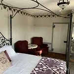 The Avenue Guesthouse And Gallery