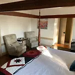 The Avenue Guesthouse And Gallery